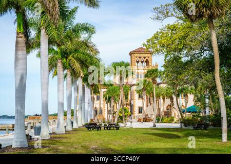 Sarasota, Florida, 20 dicembre 2023: Veduta della residenza di CA d'Zan e dei giardini presso il museo d'arte John and Mable Ringling Foto Stock