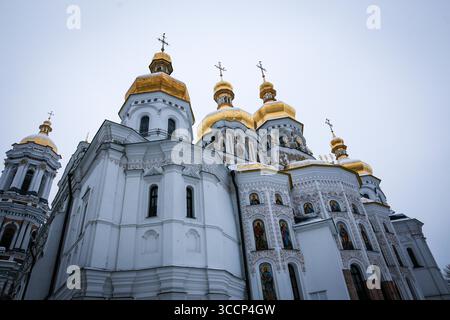 30 dicembre 2018 - Kiev, Kiev, Ucraina - la Lavra delle Grotte di Kiev è sotto la giurisdizione della Chiesa ortodossa Ucraina (autonoma all'interno del Patriarcato di Mosca). Risalente all'XI secolo, è il monastero più prestigioso dell'Ucraina. Progettato per competere con la chiesa di Santa Sofia di Costantinopoli, la cattedrale di Santa Sofia a Kiev simboleggia la "nuova Costantinopoli", capitale del principato cristiano creata nell'XI secolo in una regione evangelizzata dopo il battesimo di San Vladimir nel 988. L'influenza spirituale e intellettuale del Kievo-Pechersk lav Foto Stock