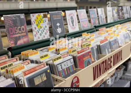CARDIFF, Regno Unito - 8 AGOSTO 2025 - Sfoglia i dischi in vinile vintage di vari artisti in un negozio di dischi a Cardiff, Galles Foto Stock