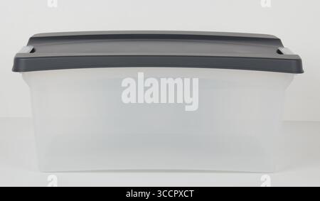 Scatola quadrata in plastica trasparente con coperchio nero sfondo naturale isolato con percorso di ritaglio Foto Stock