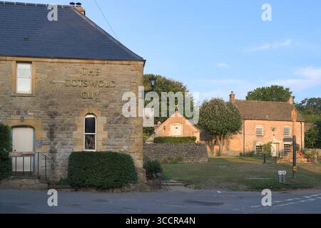 Mattina presto a Guiting Power, Cotswolds, Gloucestershire, Inghilterra Foto Stock