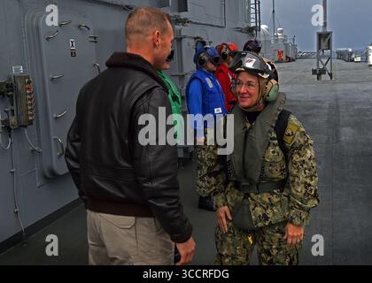10 novembre 2019, Gaeta, Italia: Vice Adm. USA Lisa Franchetti, comandante, Naval Striking and Support Forces NATO, giusto, parla con il capitano Cassidy Norman, comandante della classe Blue Ridge USS Mount Whitney durante una visita in nave, 10 novembre 2019 a Gaeta, Italia. Il presidente Joe Biden ha nominato Franchetti a capo della Marina, come la prima donna ad essere un capo del servizio militare degli Stati Uniti. (Immagine di credito: © MC3 Drew Verbis/US Navy/Planet Pix tramite ZUMA Press Wire) Foto Stock