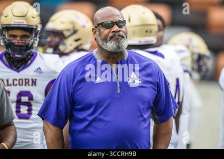12 novembre 2023: Il capo-allenatore degli Alcorn State Braves Fred McNair reagisce durante la partita di football NCAA tra gli Alcorn State Braves e i Texas Southern Tigers allo Shell Energy Stadium di Houston, Texas. Texas Southern sconfisse Alcorn State 44-10. Prentice C. James via Cal Sport Media (immagine di credito: © Prentice C. James/CSM via ZUMA Press Wire) Foto Stock