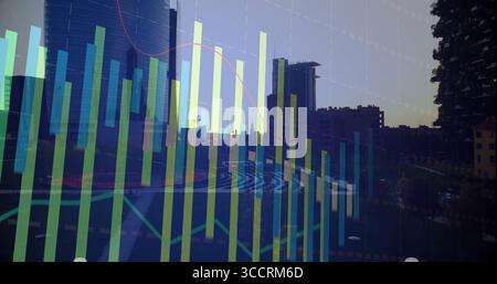 Visualizzazione dei dati sovrapposti allo skyline al crepuscolo, con linee griglia, barre verdi e blu, linea rossa Foto Stock