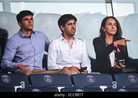 26 agosto 2023, Parigi, Francia: Pacho MARTINEZ figlio di Luis ENRIQUE ed Elena CULLELL moglie di Luis ENRIQUE durante la partita di Ligue 1 tra Paris Saint-Germain (PSG) e RC Lens al Parc des Princes Stadium il 26 agosto 2023 a Parigi, Francia. (Immagine di credito: © Matthieu Mirville/ZUMA Press Wire) Foto Stock