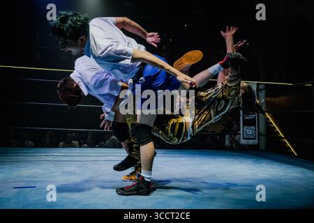 22 luglio 2023, Bangkok, Thailandia, wrestler Pondhub, Kevin Weng (sinistra) vs Anont Alonzo (destra) visti in azione ad un evento Setup Thailand Pro Wrestling a Lad Phrao. Setup è la prima organizzazione thailandese di wrestling professionista e organizza eventi ogni poche settimane (Credit Image: © Wissarut Weerasopon/ZUMA Press Wire) Foto Stock