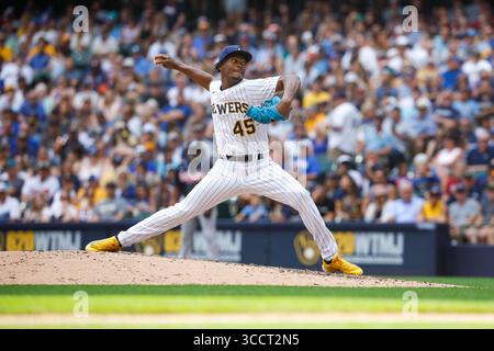 23 luglio 2023: Il lanciatore di soccorso dei Milwaukee Brewers Abner Uribe (45) lanciò durante la partita tra i Milwaukee Brewers e gli Atlanta Braves all'American Family Field di Milwaukee, WISCONSIN. Darren Lee/CSM (immagine di credito: Foto Stock