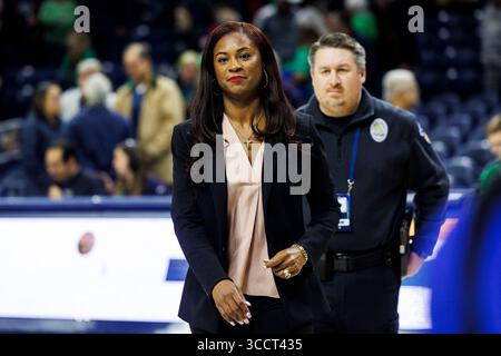 15 novembre 2023: Il capo-allenatore di Notre Dame Niele Ivey esce dal campo dopo l'azione di pallacanestro femminile NCAA tra i Northwestern Wildcats e i Notre Dame Fighting Irish al Purcell Pavilion al Joyce Center di South Bend, Indiana. Notre Dame sconfisse la Northwestern 110-52. John Mersits/CSM. (Immagine di credito: © John Mersits/CSM tramite ZUMA Press Wire) Foto Stock