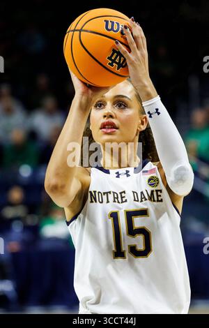 15 novembre 2023: L'attaccante di Notre Dame Natalija Marshall (15) spara la palla durante la partita di pallacanestro femminile NCAA tra i Northwestern Wildcats e i Notre Dame Fighting Irish al Purcell Pavilion al Joyce Center di South Bend, Indiana. Notre Dame sconfisse la Northwestern 110-52. John Mersits/CSM. (Immagine di credito: © John Mersits/CSM tramite ZUMA Press Wire) Foto Stock