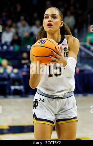 15 novembre 2023: L'attaccante di Notre Dame Natalija Marshall (15) spara la palla durante la partita di pallacanestro femminile NCAA tra i Northwestern Wildcats e i Notre Dame Fighting Irish al Purcell Pavilion al Joyce Center di South Bend, Indiana. Notre Dame sconfisse la Northwestern 110-52. John Mersits/CSM. (Immagine di credito: © John Mersits/CSM tramite ZUMA Press Wire) Foto Stock