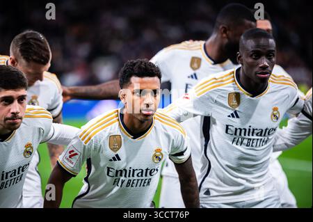 2 dicembre 2023, Madrid, Spagna: I giocatori del Real Madrid posano per una foto di gruppo prima della partita di calcio della Liga 2023-24 tra Real Madrid e Granada allo stadio Bernabeu. Real Madrid 2:0 Granada. (Immagine di credito: © Alberto Gardin/SOPA Images via ZUMA Press Wire) Foto Stock