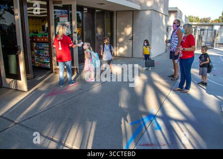 2 ottobre 2020: Con un termometro digitale, un'insegnante di scuola elementare della California controlla le temperature degli studenti in arrivo multirazziali al loro arrivo per la lezione (Credit Image: © Spencer Grant/ZUMA Press Wire) Foto Stock