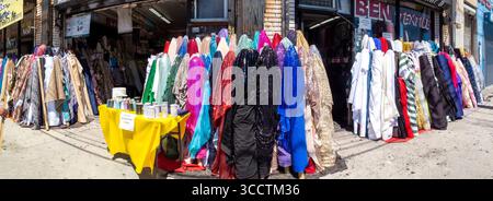 9 agosto 2020: Bulloni di tessuti sono in vendita sul marciapiede del distretto degli indumenti di Los Angeles. Nota segno che richiede maschere facciali a causa della pandemia di coronavirus. (Immagine di credito: © Spencer Grant/ZUMA Press Wire) Foto Stock