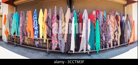 9 agosto 2020: Bulloni di tessuti sono in vendita sul marciapiede del distretto degli indumenti di Los Angeles. (Immagine di credito: © Spencer Grant/ZUMA Press Wire) Foto Stock