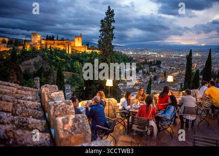 1° novembre 2019, Spagna: Ristoranti serali nel Mirador de San Nicolas, nella zona di Albaicin, Sacromonte Granada, Andalusia, Spagna, Europa (immagine di credito: © Sergi Reboredo/ZUMA Press Wire) Foto Stock