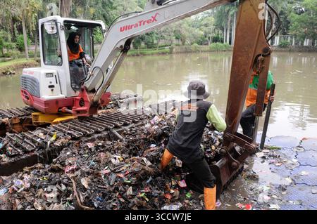 11 ottobre 2022, Giacarta, Giacarta, INDONESIA: Rani , 40 anni quando lavora come operatore di attrezzature pesanti, di solito fatto da uomini al parco Dadap Merah, Lenteng Agung, Giacarta, il 20 ottobre 2022. Rani è una donna che sceglie di essere un operatore di escavatori che lavora a tempo pieno per pulire i rifiuti del fiume Giacarta presso l'unità di gestione della pulizia (UPK) del DKI Jakarta Provincial Environment Service. Per trasportare la spazzatura nel fiume che la detiene e Rani deve essere pronto 24 ore su 24 quando gli viene chiesto di lavorare, perché ci sono pochissimi operatori di attrezzature pesanti e Rani è l'unica donna di attrezzature pesanti ope Foto Stock