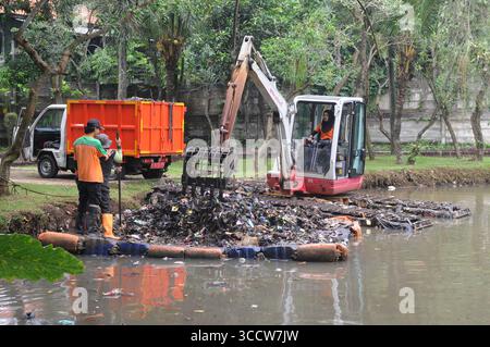 11 ottobre 2022, Giacarta, Giacarta, INDONESIA: Rani , 40 anni quando lavora come operatore di attrezzature pesanti, di solito fatto da uomini al parco Dadap Merah, Lenteng Agung, Giacarta, il 20 ottobre 2022. Rani è una donna che sceglie di essere un operatore di escavatori che lavora a tempo pieno per pulire i rifiuti del fiume Giacarta presso l'unità di gestione della pulizia (UPK) del DKI Jakarta Provincial Environment Service. Per trasportare la spazzatura nel fiume che la detiene e Rani deve essere pronto 24 ore su 24 quando gli viene chiesto di lavorare, perché ci sono pochissimi operatori di attrezzature pesanti e Rani è l'unica donna di attrezzature pesanti ope Foto Stock
