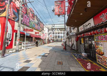 La strada del ristorante, decorata in modo luminoso, si trova a Shinsekai, Osaka, Giappone, e presenta cartelloni, e negozi lungo un passaggio pedonale. Foto Stock