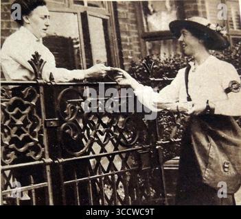 DONNE AL LAVORO NELLA PRIMA GUERRA MONDIALE --- Una donna che svolge il lavoro di postino con un brassard ufficiale (fascia da braccio). Foto Stock