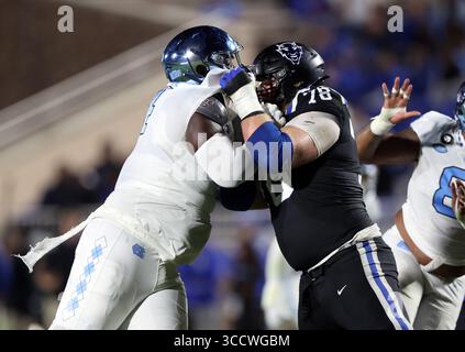 15 ottobre 2022, Durham, NC, Stati Uniti: DURHAM, NC - 15 OTTOBRE: Travis Shaw n. 4 della University North Carolina e Chance Lytle n. 78 della Duke University si scontrano sulla linea di scrimmage durante una partita tra North Carolina e Duke al Wallace Wade Stadium il 15 ottobre 2022 a Durham, North Carolina. (Immagine di credito: © Andy Mead/ISIPhotos via ZUMA Press Wire) Foto Stock