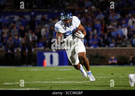 15 ottobre 2022, Durham, NC, Stati Uniti: DURHAM, NC - 15 OTTOBRE: Omarion Hampton #28 della University North Carolina corre per dieci yard durante una partita tra North Carolina e Duke al Wallace Wade Stadium il 15 ottobre 2022 a Durham, Carolina del Nord. (Immagine di credito: © Andy Mead/ISIPhotos via ZUMA Press Wire) Foto Stock