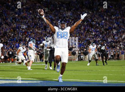 15 ottobre 2022, Durham, NC, Stati Uniti: DURHAM, NC - 15 OTTOBRE: Kamari Morales n. 88 della University North Carolina segna un touchdown durante una partita tra North Carolina e Duke al Wallace Wade Stadium il 15 ottobre 2022 a Durham, Carolina del Nord. (Immagine di credito: © Andy Mead/ISIPhotos via ZUMA Press Wire) Foto Stock