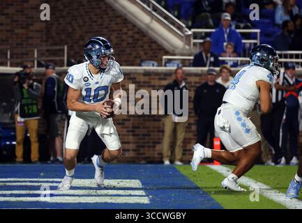 15 ottobre 2022, Durham, NC, Stati Uniti: DURHAM, NC - 15 OTTOBRE: Drake Maye n. 10 della University North Carolina esce dalla tasca nella end zone durante una partita tra North Carolina e Duke al Wallace Wade Stadium il 15 ottobre 2022 a Durham, North Carolina. (Immagine di credito: © Andy Mead/ISIPhotos via ZUMA Press Wire) Foto Stock