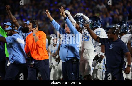 15 ottobre 2022, Durham, NC, Stati Uniti: DURHAM, NC - 15 OTTOBRE: il capo-allenatore Mack Brown della University North Carolina segnala alla sua squadra che è quarto down durante una partita tra North Carolina e Duke al Wallace Wade Stadium il 15 ottobre 2022 a Durham, North Carolina. (Immagine di credito: © Andy Mead/ISIPhotos via ZUMA Press Wire) Foto Stock