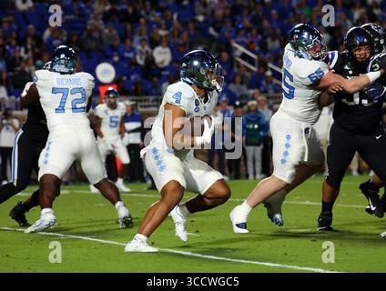 15 ottobre 2022, Durham, NC, Stati Uniti: DURHAM, NC - 15 OTTOBRE: Caleb Hood #4 della University North Carolina corre la palla durante una partita tra North Carolina e Duke al Wallace Wade Stadium il 15 ottobre 2022 a Durham, North Carolina. (Immagine di credito: © Andy Mead/ISIPhotos via ZUMA Press Wire) Foto Stock