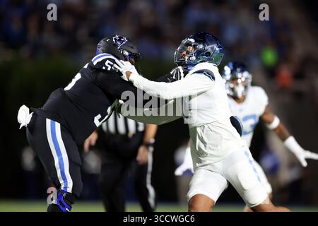 15 ottobre 2022, Durham, NC, Stati Uniti: DURHAM, NC - 15 OTTOBRE: Andre Harris n. 55 della Duke University blocca Noah Taylor n. 7 della University North Carolina durante una partita tra North Carolina e Duke al Wallace Wade Stadium il 15 ottobre 2022 a Durham, North Carolina. (Immagine di credito: © Andy Mead/ISIPhotos via ZUMA Press Wire) Foto Stock