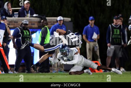 15 ottobre 2022, Durham, NC, Stati Uniti: DURHAM, NC - 15 OTTOBRE: Nicky Dalmolin n. 81 della Duke University viene placcato da Tony Grimes n. 20 della University North Carolina durante una partita tra North Carolina e Duke al Wallace Wade Stadium il 15 ottobre 2022 a Durham, Carolina del Nord. (Immagine di credito: © Andy Mead/ISIPhotos via ZUMA Press Wire) Foto Stock