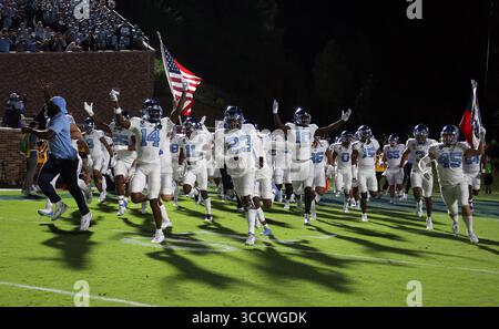 15 ottobre 2022, Durham, NC, Stati Uniti: DURHAM, NC - 15 OTTOBRE: i giocatori della University of North Carolina scendono in campo prima di una partita tra North Carolina e Duke al Wallace Wade Stadium il 15 ottobre 2022 a Durham, North Carolina. (Immagine di credito: © Andy Mead/ISIPhotos via ZUMA Press Wire) Foto Stock