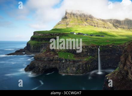 Isole Faroe, Danimarca - villaggio di Gasadalur e splendida cascata di giorno, Vagar. Foto Stock