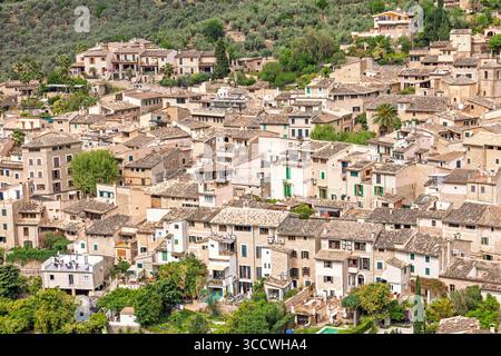 Vista di un vecchio villaggio con case residenziali dall'alto Foto Stock