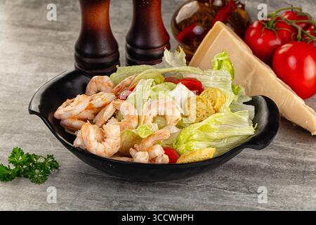 Gustosa insalata caesar con gamberi e iceberg Foto Stock