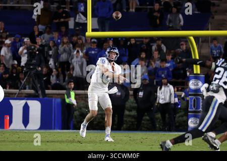 15 ottobre 2022, Durham, NC, Stati Uniti: DURHAM, NC - 15 OTTOBRE: Drake Maye n. 10 della University North Carolina lancia un passaggio durante una partita tra North Carolina e Duke al Wallace Wade Stadium il 15 ottobre 2022 a Durham, Carolina del Nord. (Immagine di credito: © Andy Mead/ISIPhotos via ZUMA Press Wire) Foto Stock