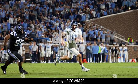15 ottobre 2022, Durham, NC, Stati Uniti: DURHAM, NC - 15 OTTOBRE: Drake Maye #10 della University North Carolina viene inseguito da Keeshawn Silver #55 della Duke University durante una partita tra North Carolina e Duke al Wallace Wade Stadium il 15 ottobre 2022 a Durham, Carolina del Nord. (Immagine di credito: © Andy Mead/ISIPhotos via ZUMA Press Wire) Foto Stock