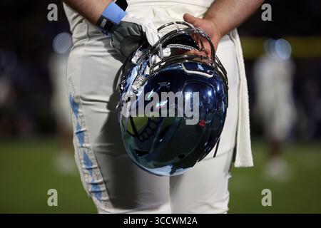 15 ottobre 2022, Durham, NC, Stati Uniti: DURHAM, NC - 15 OTTOBRE: Brian Anderson n. 68 della University North Carolina tiene il suo casco cromato a bordo campo durante una partita tra North Carolina e Duke al Wallace Wade Stadium il 15 ottobre 2022 a Durham, Carolina del Nord. (Immagine di credito: © Andy Mead/ISIPhotos via ZUMA Press Wire) Foto Stock