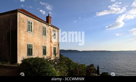 Monastero francescano di Santa Croce con strette persiane di fronte al mare Adriatico e all'isola di Hvar a Živogošće vicino a Igrane sulla costa dalmata Foto Stock