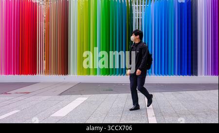 Un vivace tunnel di colori sembra di entrare in un altro mondo trasformando Gateway Park fuori dalla stazione di Takanawa Gateway in un caleidoscopico. Foto Stock