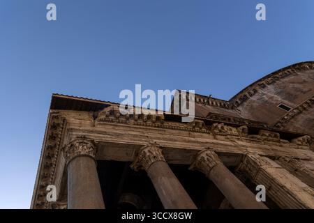 Primo piano del Pantheon, Roma, Italia, guardando l'apice del fronte contro un cielo estivo azzurro e limpido in un luminoso giorno di luglio Foto Stock
