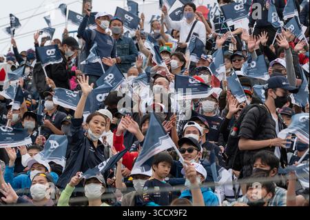 8 ottobre 2022, Suzuka, mie, Giappone: 8 ottobre, 2022: circuito di Suzuka, Prefettura di mie, GIAPPONE: tifosi giapponesi che fanno il tifo per l'eroe del circuito di casa Yuki Tsunoda di AlphaTauri #22 che si qualifica superando la ruota panoramica del circuito di Suzuka al Gran Premio del Giappone di Formula 1 Honda. Max Verstappen ha conquistato il titolo del Campionato del mondo dopo aver vinto una gara accorciata del Grand Prix. Sport motoristici. (Immagine di credito: © Taidgh Barron/ZUMA Press Wire) Foto Stock