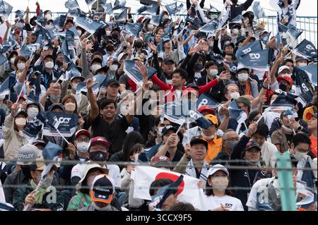 8 ottobre 2022, Suzuka, mie, Giappone: 8 ottobre, 2022: circuito di Suzuka, Prefettura di mie, GIAPPONE: tifosi giapponesi che fanno il tifo per l'eroe del circuito di casa Yuki Tsunoda di AlphaTauri #22 che si qualifica superando la ruota panoramica del circuito di Suzuka al Gran Premio del Giappone di Formula 1 Honda. Max Verstappen ha conquistato il titolo del Campionato del mondo dopo aver vinto una gara accorciata del Grand Prix. Sport motoristici. (Immagine di credito: © Taidgh Barron/ZUMA Press Wire) Foto Stock