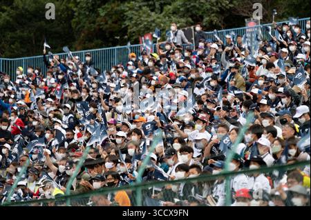8 ottobre 2022, Suzuka, mie, Giappone: 8 ottobre, 2022: circuito di Suzuka, Prefettura di mie, GIAPPONE: tifosi giapponesi che fanno il tifo per l'eroe del circuito di casa Yuki Tsunoda di AlphaTauri #22 che si qualifica superando la ruota panoramica del circuito di Suzuka al Gran Premio del Giappone di Formula 1 Honda. Max Verstappen ha conquistato il titolo del Campionato del mondo dopo aver vinto una gara accorciata del Grand Prix. Sport motoristici. (Immagine di credito: © Taidgh Barron/ZUMA Press Wire) Foto Stock