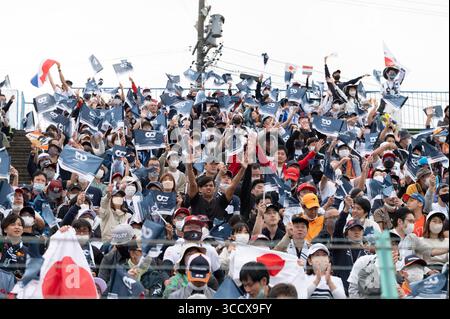 8 ottobre 2022, Suzuka, mie, Giappone: 8 ottobre, 2022: circuito di Suzuka, Prefettura di mie, GIAPPONE: tifosi giapponesi che fanno il tifo per l'eroe del circuito di casa Yuki Tsunoda di AlphaTauri #22 che si qualifica superando la ruota panoramica del circuito di Suzuka al Gran Premio del Giappone di Formula 1 Honda. Max Verstappen ha conquistato il titolo del Campionato del mondo dopo aver vinto una gara accorciata del Grand Prix. Sport motoristici. (Immagine di credito: © Taidgh Barron/ZUMA Press Wire) Foto Stock