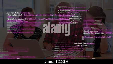 Collaborazione di tre sviluppatori che scrivono codice su computer portatili nella sala riunioni dell'ufficio, con sovrapposizione di codice Foto Stock