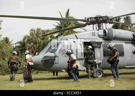 30 agosto 2021, Haiti: Il personale medico haitiano di Port au Prince si prepara a salire a bordo di un elicottero SH-60 della US Navy dopo aver condotto opperazioni di aiuti umanitari a sostegno della Joint Task Force-Haiti & Special Operations Command South Earthquake Relief. (Immagine di credito: © Alan de Herrera/ZUMA Press Wire) Foto Stock