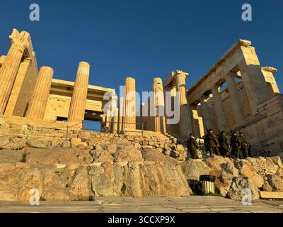 L'esercito greco conduce una cerimonia al tramonto per ispezionare l'interno dell'Acropoli e sorvegliare la bandiera, un'importante tradizione culturale. Foto Stock