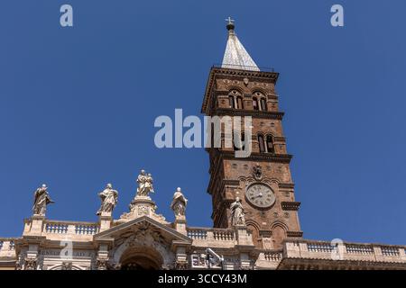 Vista sulla strada che si affaccia sulla Basilica Papale di Santa Maria maggiore, Roma, Italia, con cielo blu e architettura storica Foto Stock
