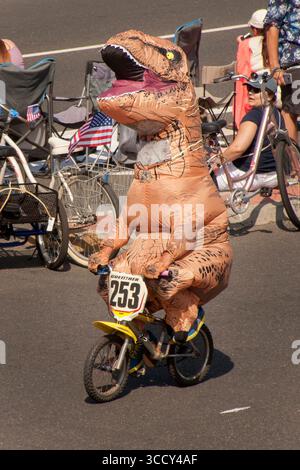 4 luglio 2017, Huntington Beach, California: Un ciclista in costume da dinosauro Tyrannosaurus rex pedala attraverso Huntington Beach, CA. (Credit Image: © Spencer Grant/ZUMA Press Wire) Foto Stock